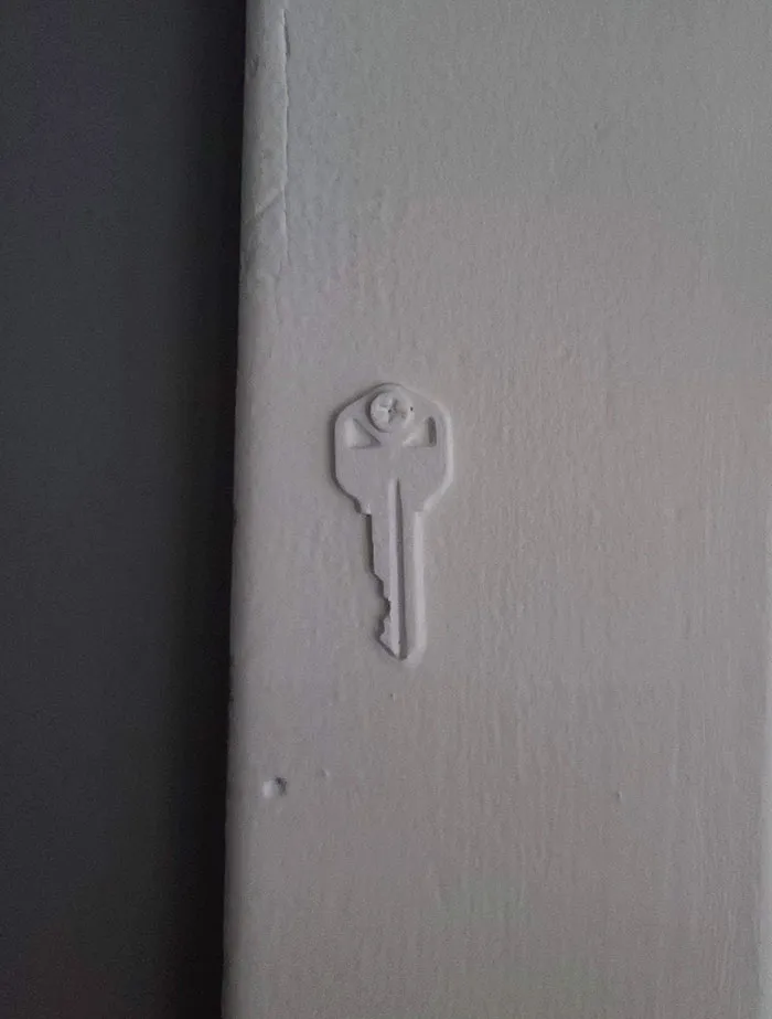 La pereza era tal que atornillaron y pintaron por encima una llave en el marco de la puerta del departamento de mi esposa