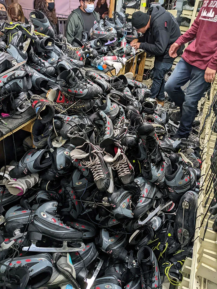  Trabajo en una pista de patinaje sobre hielo y, en lugar de devolver correctamente los patines, la gente los tira por encima del mostrador