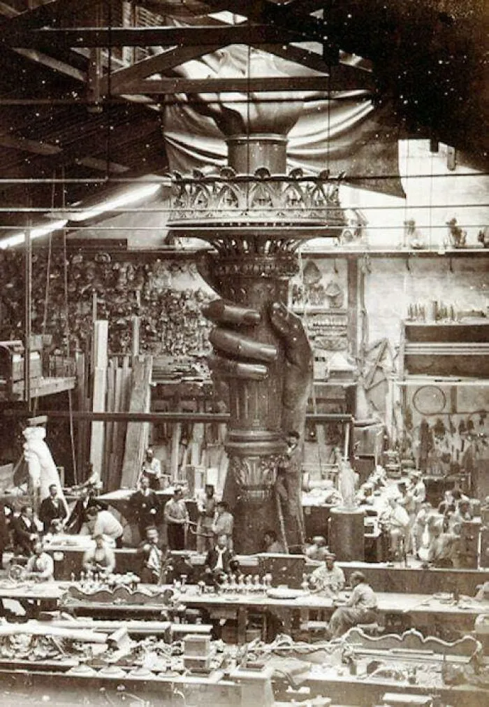 La mano y la antorcha de la Estatua de la Libertad se construyen en un estudio de París hacia 1876