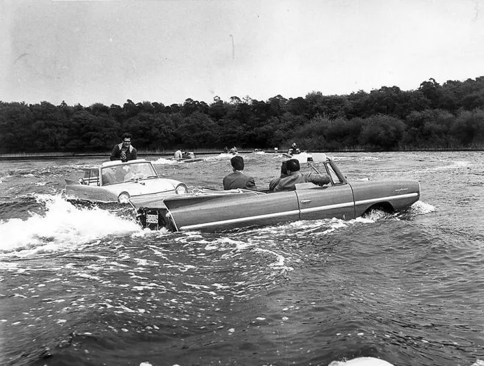 Dos coches anfibios cruzaron el Canal de la Mancha en 1965