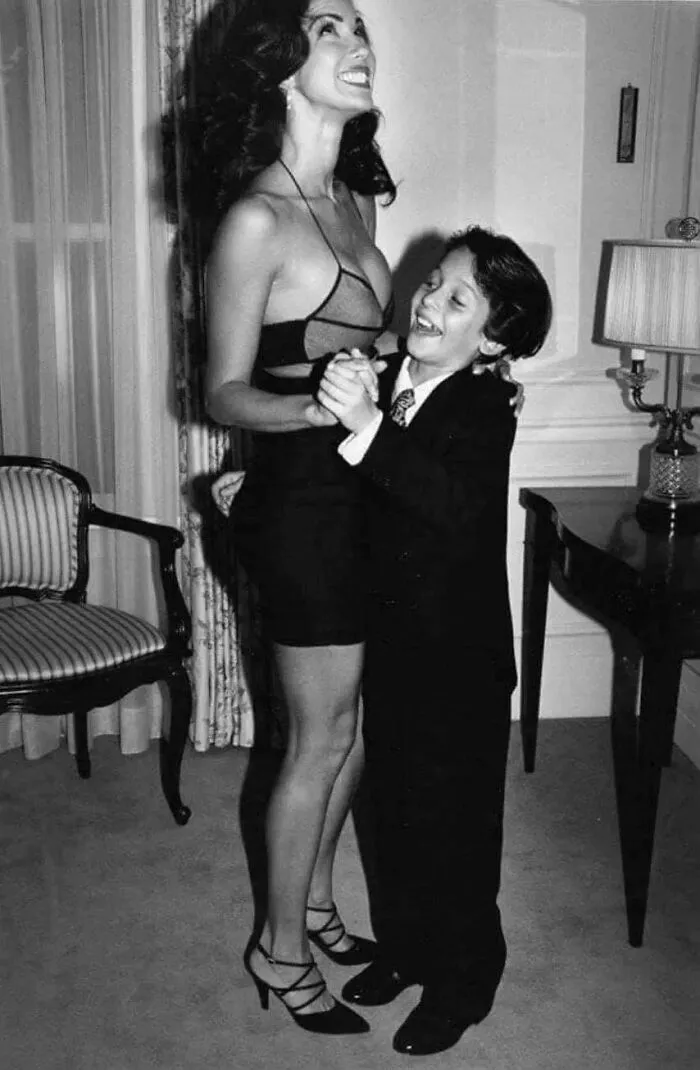 Un joven disfrutando de su primer baile