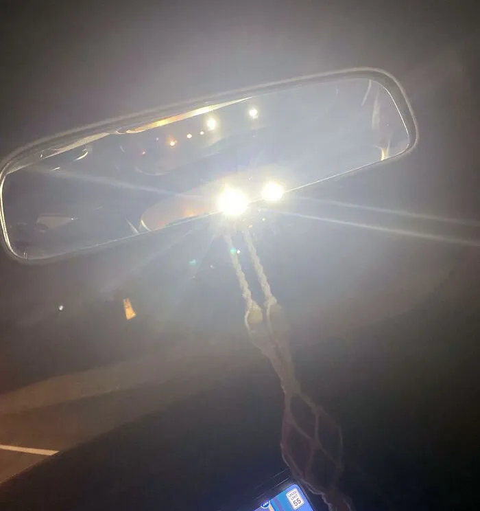 La persona detrás de mí tenía sus luces tan altas que no me dejaba ver nada 