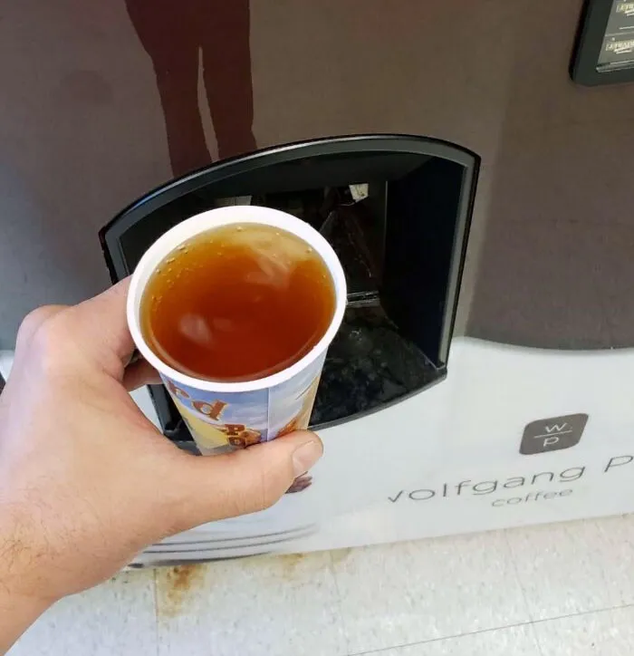 Este es el café "negro" que acabo de pedir a la máquina expendedora de mi trabajo. Buenos días a mí