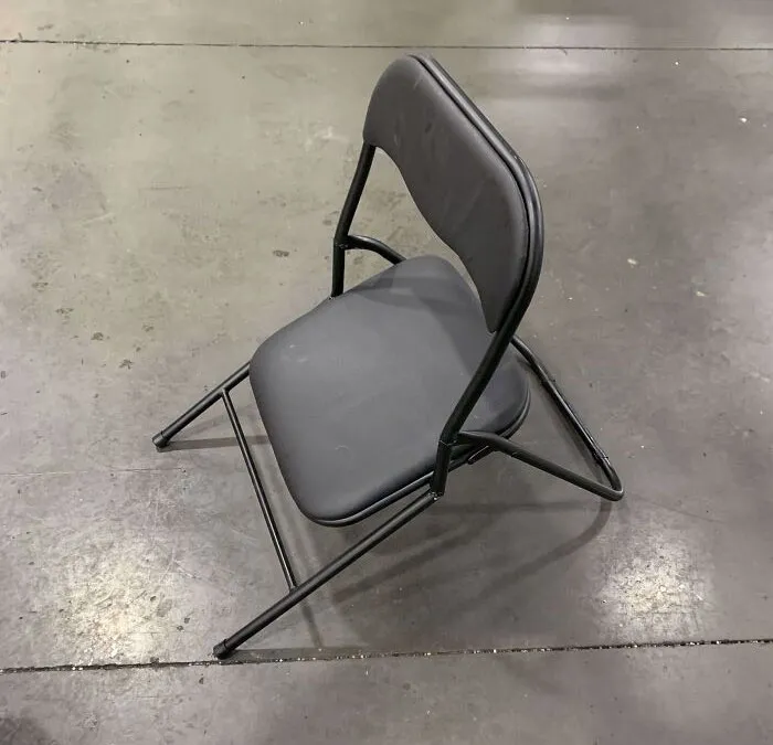 Me compré una pequeña silla para cuando tuviera que programar robots durante muchas horas seguidas en el trabajo. Alguien con sobrepeso la tomó prestada en mi turno libre