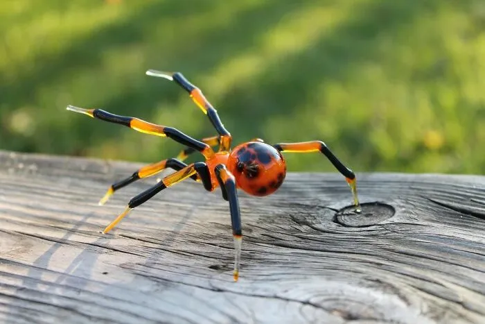 I Am A Ukrainian Artist Who Creates Glass Figures Of Spiders In The Lampwork Technique (8 Pics)
