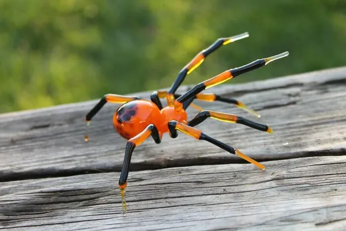 I Am A Ukrainian Artist Who Creates Glass Figures Of Spiders In The Lampwork Technique (8 Pics)
