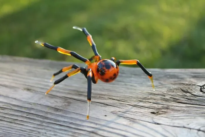I Am A Ukrainian Artist Who Creates Glass Figures Of Spiders In The Lampwork Technique (8 Pics)