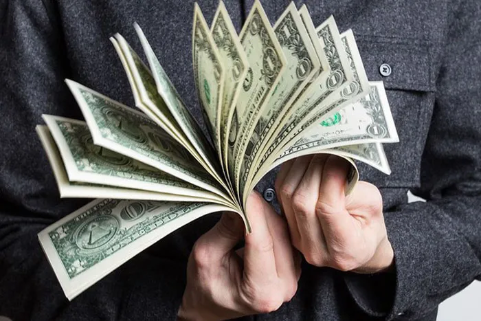 35 People Who Dated Rich Share The Most Surprising Things They Learned