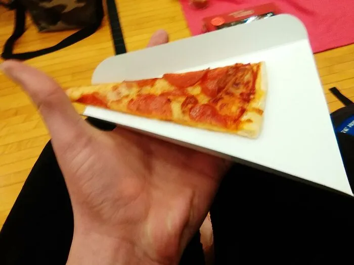 Pagué un montón por una porción de pizza y esto fue lo que me dieron