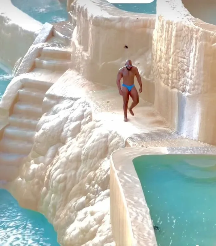 ¡Espero que no tengas que ir a ningún sitio con prisa aquí! El agua que baja por las escaleras de la izquierda me haría ir a la mierd* en un momento