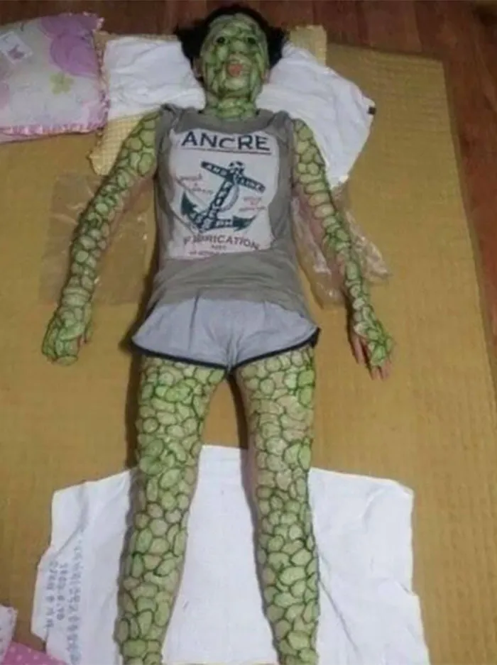 This Group Is All About Sharing "Cursed Images", And Here's 34 Of The Most Bizarre Ones 
