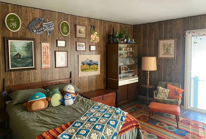 I Moved Into An Apartment With Wood Panelling, But I Honestly Love It. Finally Got A Big Gallery Wall Up!
