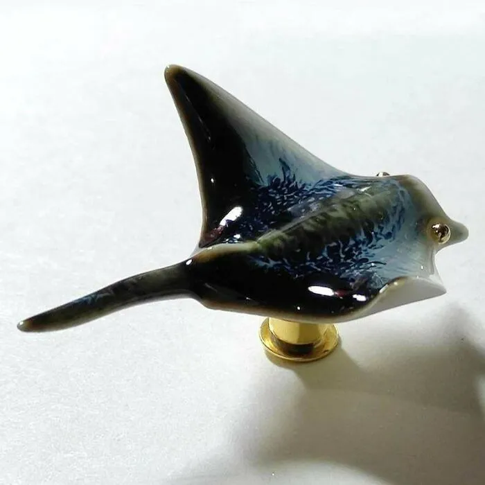 Hice este broche de cerámica de manta raya para celebrar esta criatura del océano. Cada pieza está esmaltada de forma única. ¿Qué os parece?