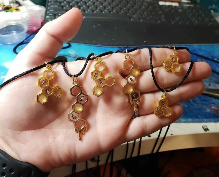 Quería compartir algunos de los adorables pequeños colgantes 3D con diminutas abejas pintados a mano y hechos con resina que he creado. Yo uso los ingresos de estos para donar a la conservación de las abejas