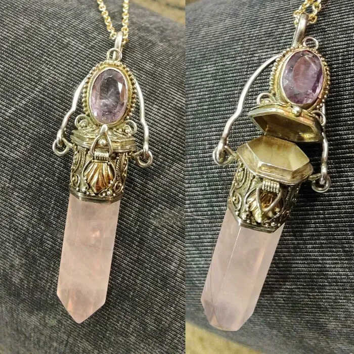 Este precioso colgante vintage acaba de pasar de mi abuela a mí. Cuarzo rosa y amatista. ¡Tiene un compartimento secreto!