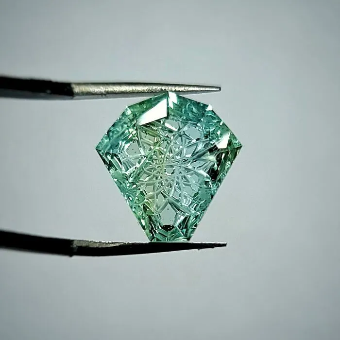 He facetado y tallado este trozo de vidrio romano para una futura pieza de joyería, es del 50 a.C. aproximadamente