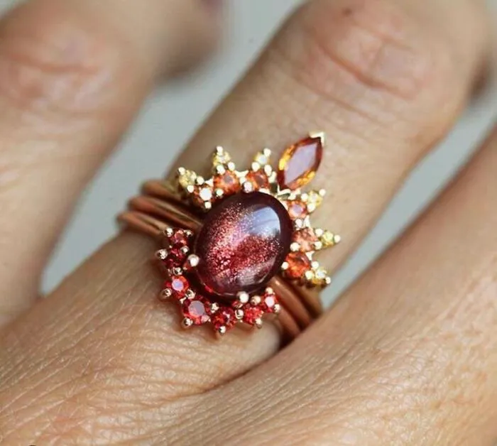 Anillo de piedra del sol y zafiro de Capucinne Jewelry