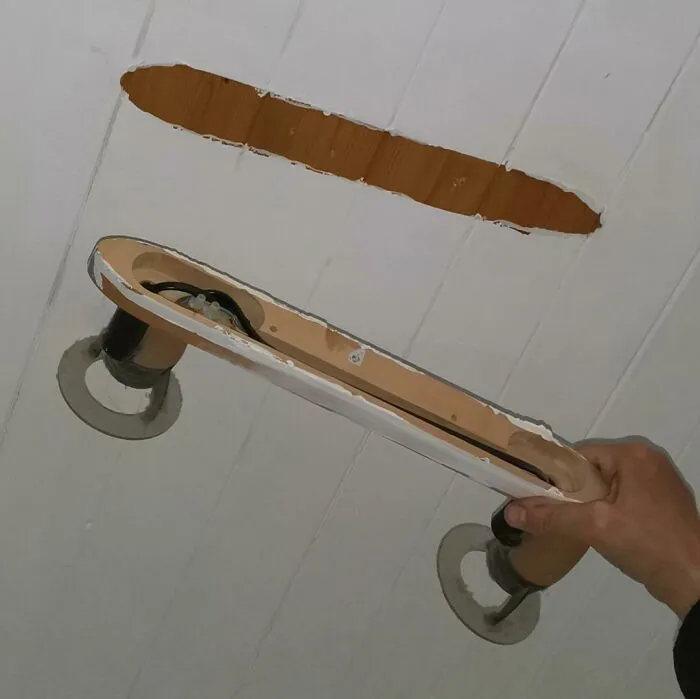 I'm No Electrician, But I Think I've Solved The Mystery Of Why Changing The Lightbulbs Didn't Work