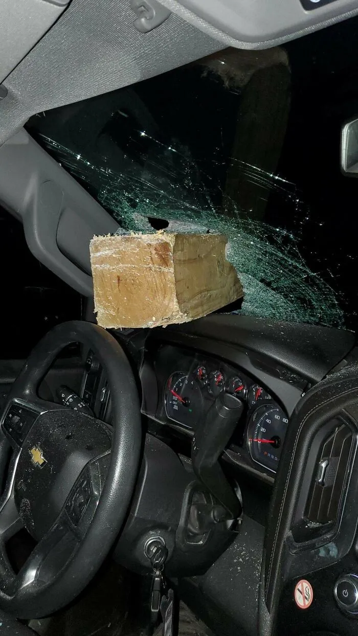 Casi muero esta mañana en la autopista. Esta cosa rebotó en el aire desde el carril izquierdo e impactó contra mi parabrisas