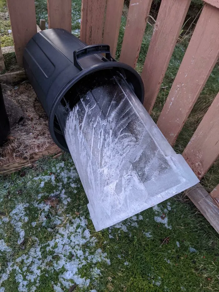 Mi contenedor de basura hizo un cubito de hielo con forma de contenedor de basura 