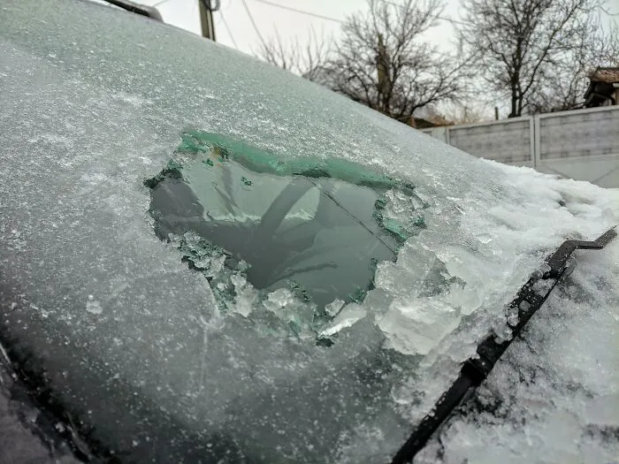 El grosor del hielo que se formó en mi parabrisas en Rumanía