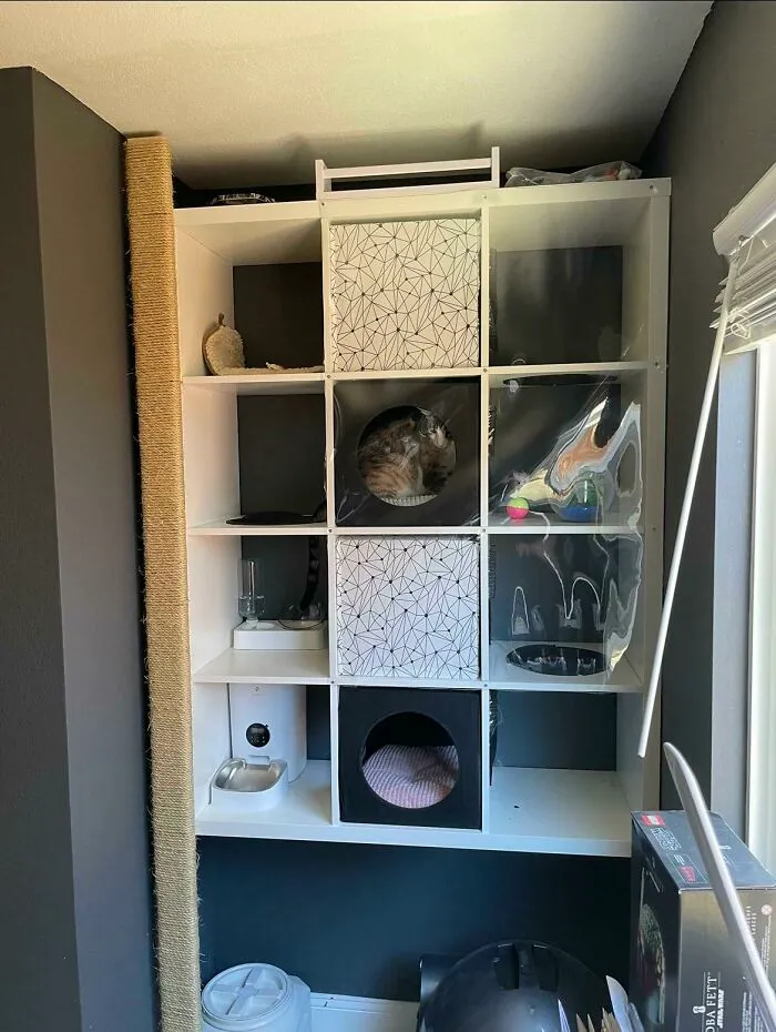 Apartamento colgante para gatos hecho con un Kallax