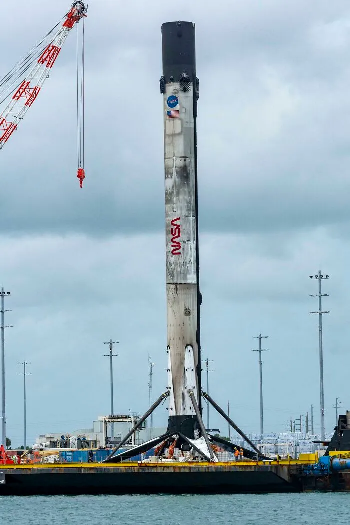 The Size Of The First Stage Of The Falcon 9 Compared To Humans 