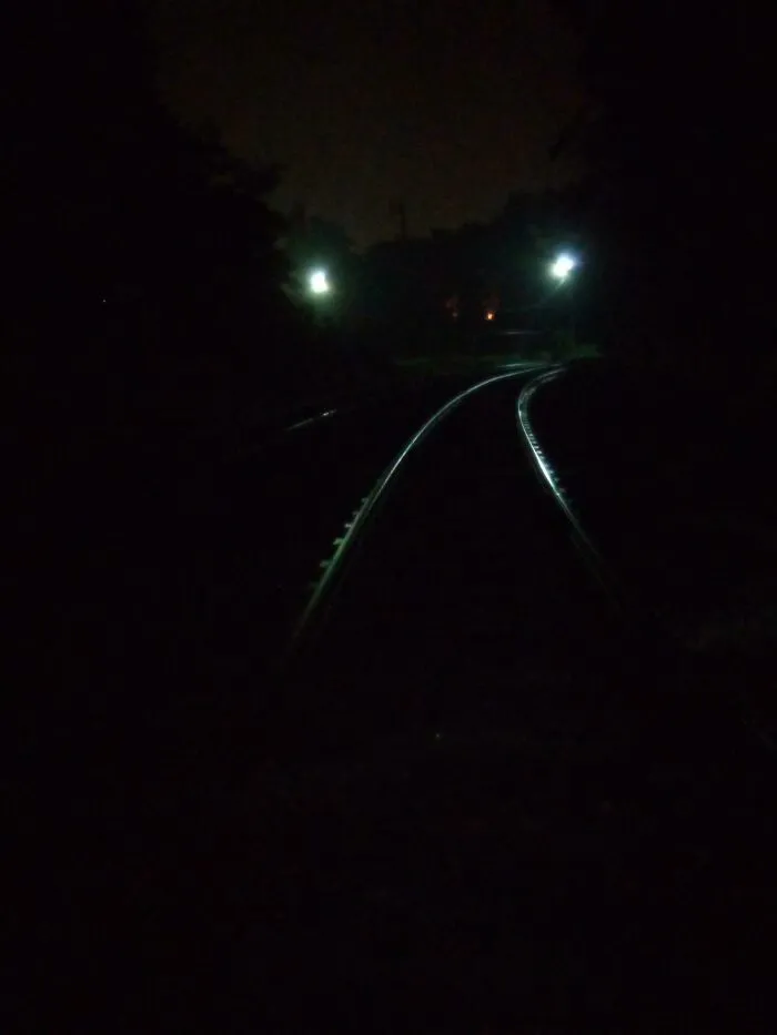 Caminando a casa 6 km por vías de tren abandonadas