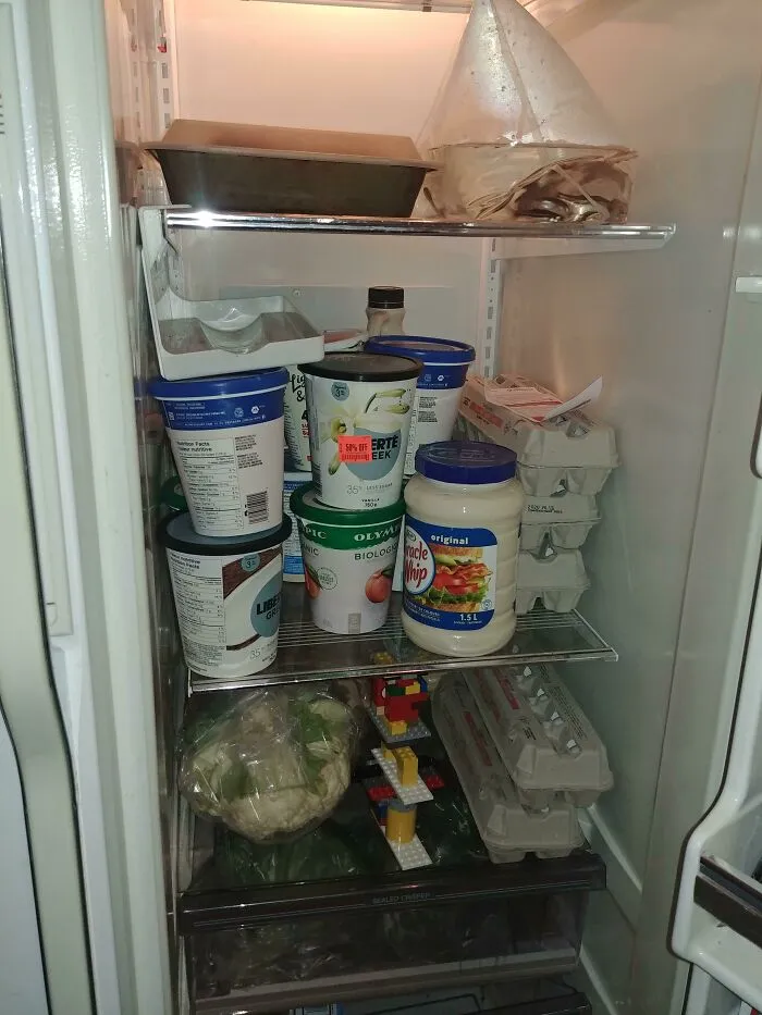 Este soporte de Lego lleva 4 años sosteniendo la repisa de mi refrigerador