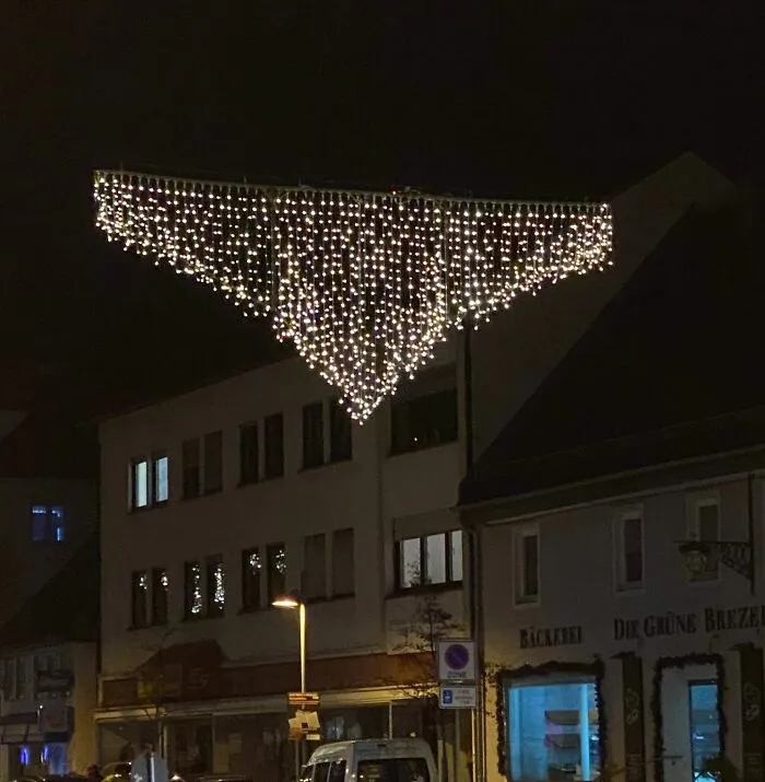 Decoración de luces navideñas que parece ropa interior