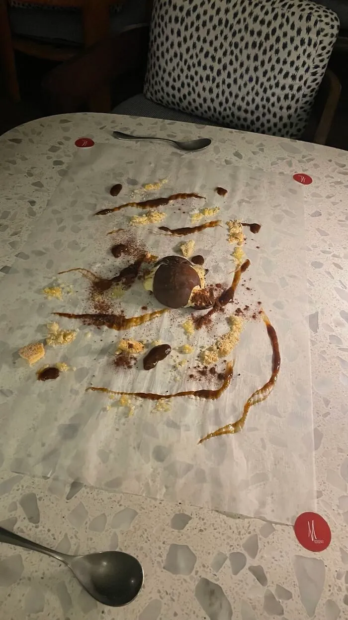 Pedí tiramisú en un restaurante. Me lo sirvieron sobre papel de cocina preparado delante de mí