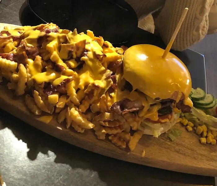 Nos comimos la hamburguesa noruega con queso