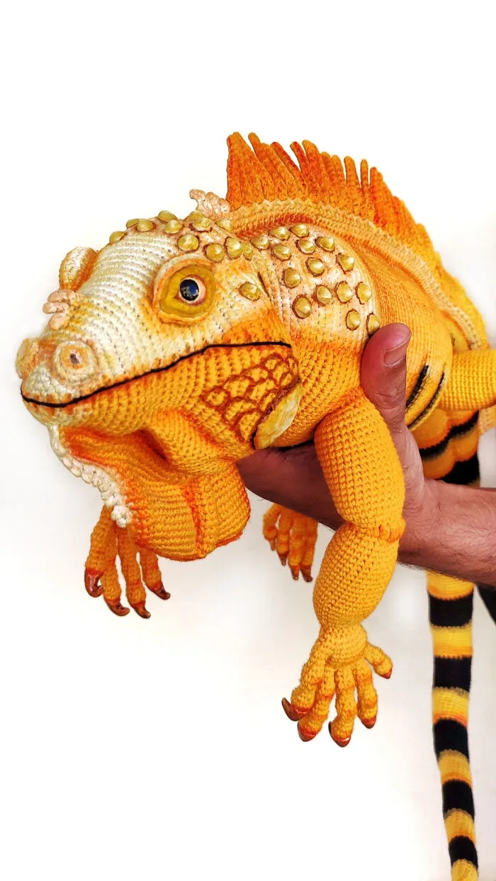Es la primera vez que comparto mi trabajo. Combiné técnicas hechas a mano. Por ejemplo, tejí a ganchillo esta iguana en 3 colores de hilos, luego la pinté e hice detalles de arcilla