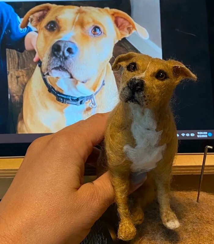 Réplica de perro hecha de lana