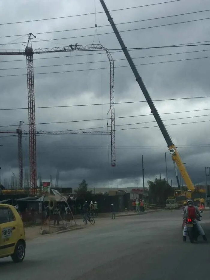 Esta grúa en un sitio de construcción. (También se permiten fotos aquí)