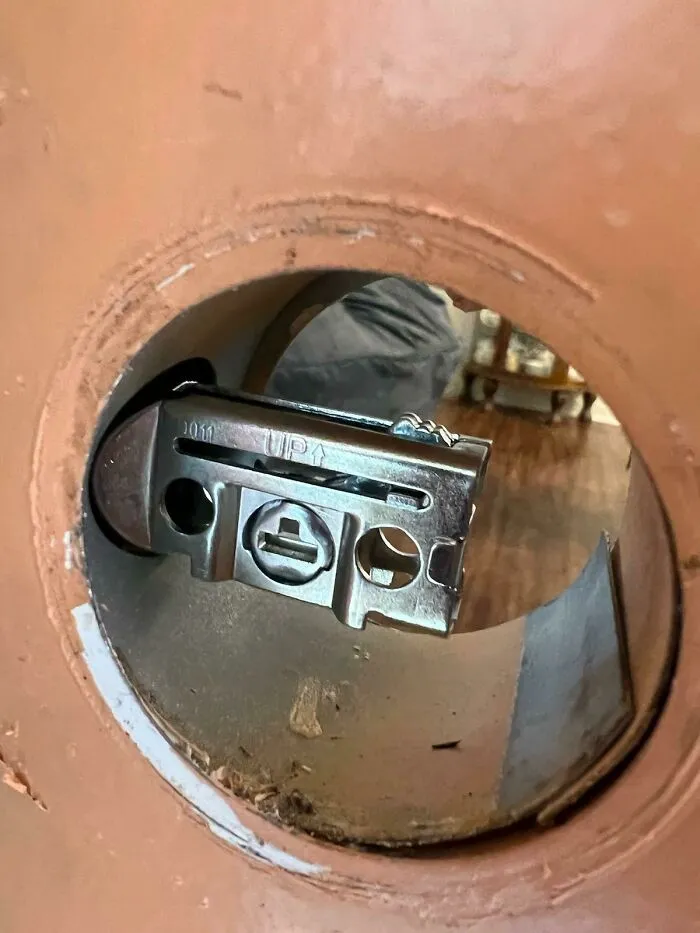 Uno de mis empleados no es el más brillante del lugar. Lleva una hora intentando instalar esta cerradura con la posición incorrecta del cerrojo y se pregunta por qué no puede