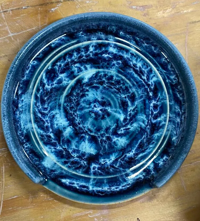 Me encanta la forma en la que se ve el glaseado de este soporte para cucharas que le hice a un amigo