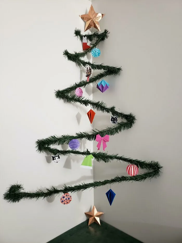 Nuestro árbol de Navidad de este año. También hicimos todos los adornos