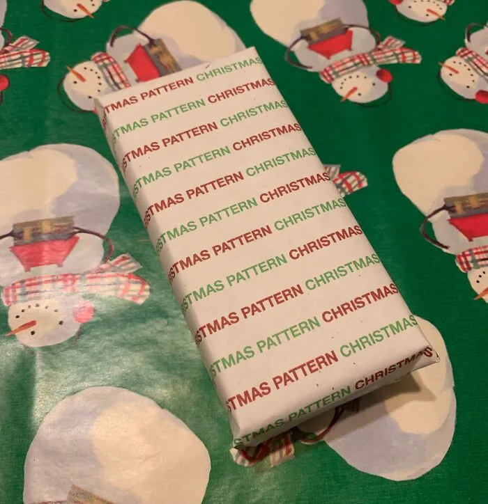 Me he quedado sin papel de regalo, pero tengo impresora y papel así que hice uno que decía “diseño navideño” 