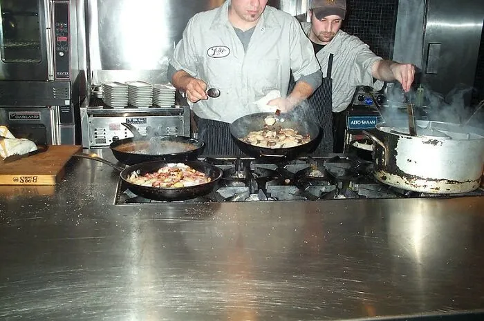30 Restaurant Red Flags That Chefs Say You Shouldn't Ignore