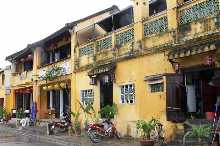 Person Didn't Find Their Hotel Because Taxi Driver Dropped Them Out A Few Streets Away