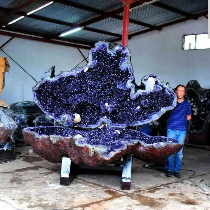 Rara geoda gigante de amatista en Uruguay