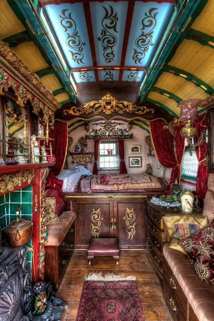 El interior de un carruaje gitano del siglo XIX