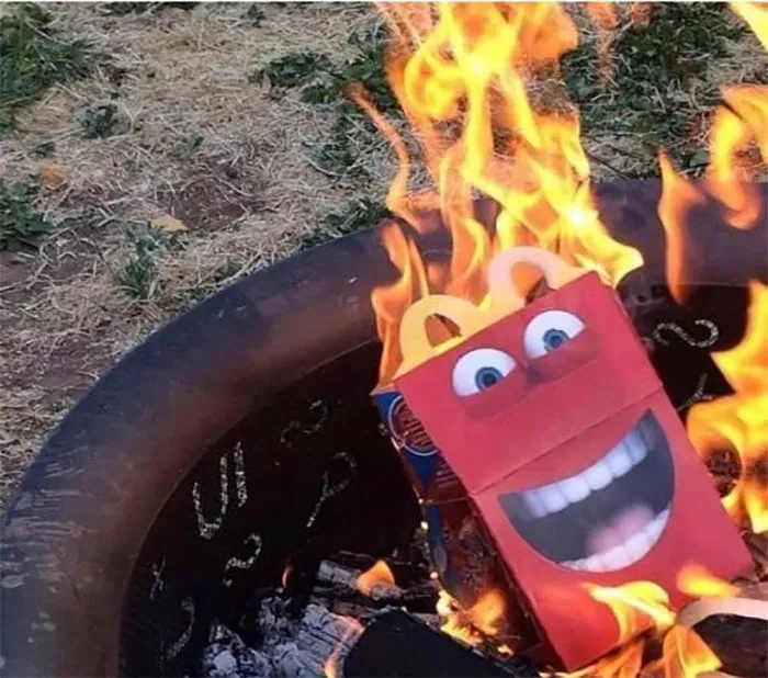 This Group Is All About Sharing "Cursed Images", And Here's 34 Of The Most Bizarre Ones 