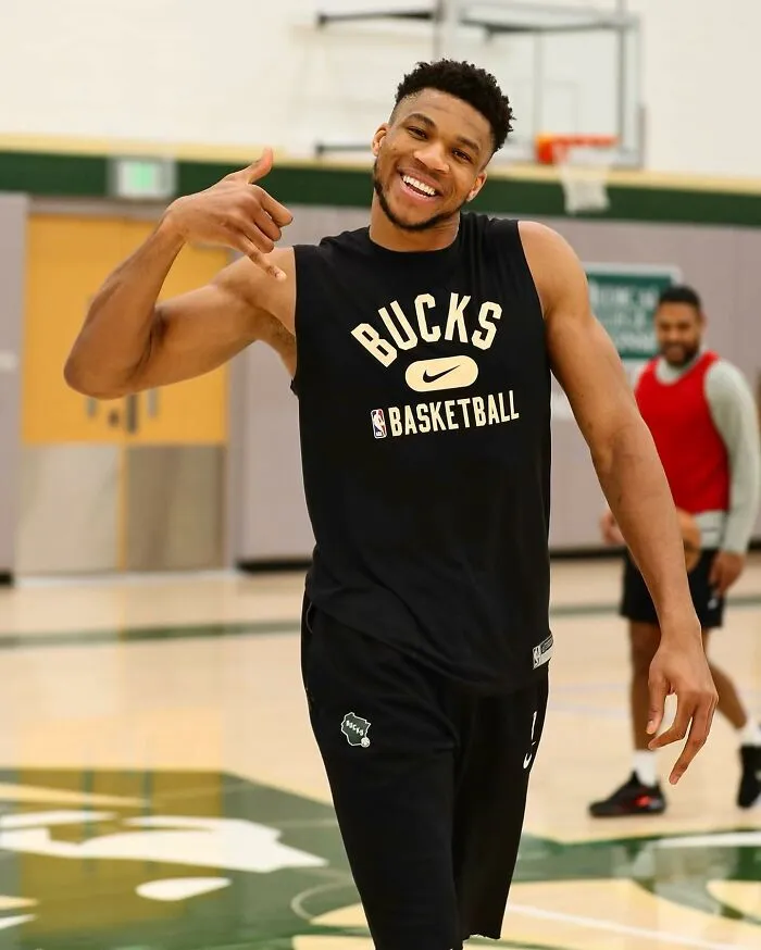 Giannis Antetokounmpo (28)