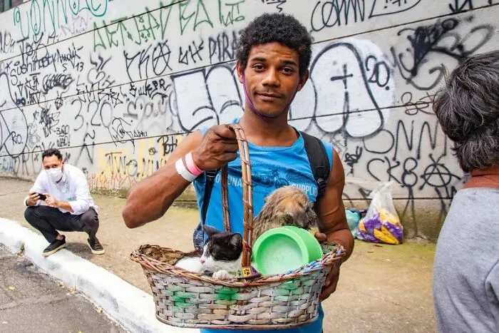 The Most Sincere Love Comes From Animals, And Here Are 60 Heartwarming Pictures Of Homeless People With Their Pets In Brazil (New Pics)