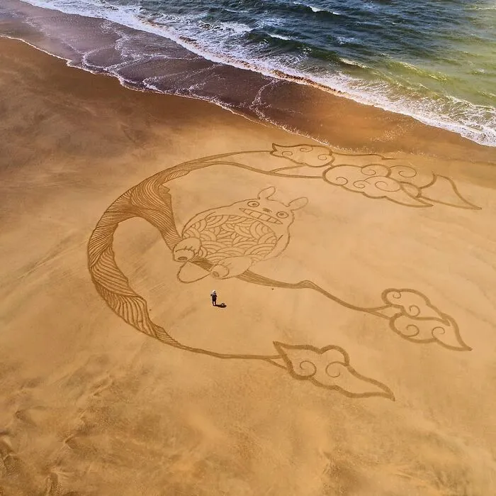 I Create Massive Drawings Out Of Beach Sand (30 Pics)