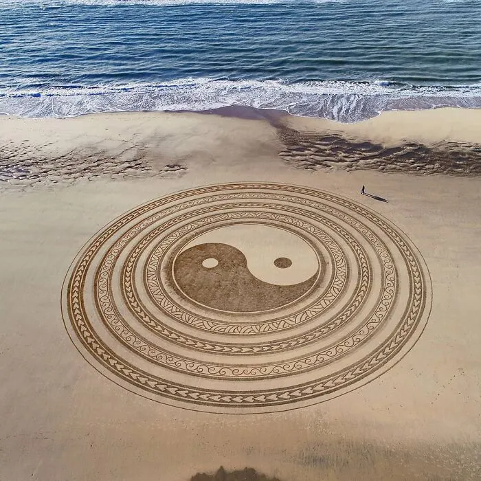 I Create Massive Drawings Out Of Beach Sand (30 Pics)