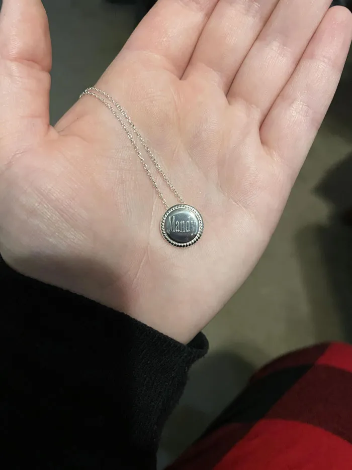Mis padres aceptaron mi cambio de nombre después de tres años. Me regalaron un collar con mi nuevo nombre por Navidad