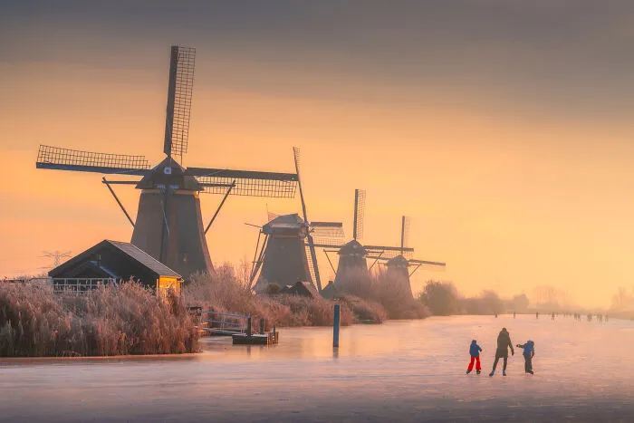 I Took Photos Of Ice Skaters Near The Dutch Windmills, And They Turned Out Like Paintings (4 Pics)
